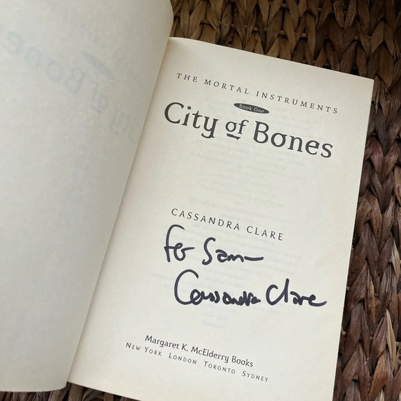 Signed copy of City of Bones by Cassandra Clare few pages wrinkled - Picture 3 of 6